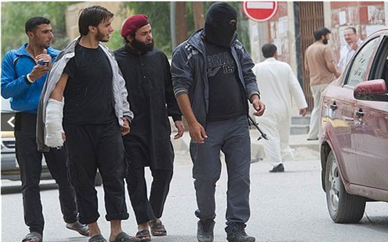 مصر اليوم - أعلام القاعدة ترفرف على مدينة الرقة السورية ومقاتلوها يجوبون الشوارع