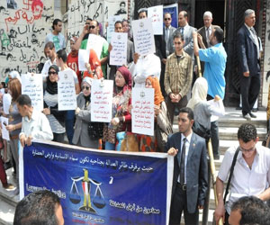   مصر اليوم - محامون من أجل العدالة تنظم وقفة أمام مكتب النائب العام