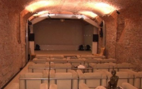 مصر اليوم - برلسكوني يقترب من السجن بعد تسرب بعض الصور لقاعة البونغا بونغا