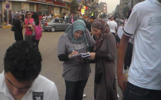 مصر اليوم - مشاركة شعبية قوية في الإسكندرية لجمع توقيعات لصالح تمرد