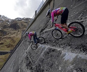   مصر اليوم - مغامران إسكتلنديان يهبطان بالدراجات من فوق سد