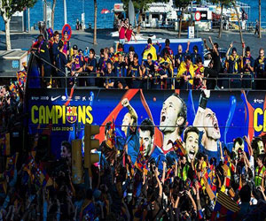   مصر اليوم - برشلونة يحتفل بلقب الليغا وسط 500 ألف متفرج