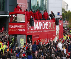   مصر اليوم - يونايتد يحتفل بلقب الدوري الـ20 في شوارع مانشستر