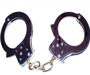   مصر اليوم - سمكري يلقي ماء النار على قوات الشرطة أثناء القبض عليه