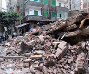  مصر اليوم - مقتل سيدة في انهيار جزئي لعقار في الإسكندرية
