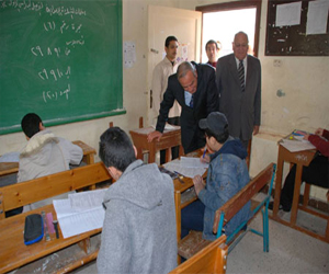   مصر اليوم - تحويل واضعي أسئلة مادة في الصف الأول الثانوي الأزهري للتحقيق