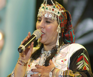   مصر اليوم - المغربية فاطمة تبعمرانت تصدر ألبومًا غنائيًا عن الحب