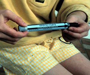   مصر اليوم - قلم في الصيدليات يقوم بحقن الإدرينالين ذاتيًا