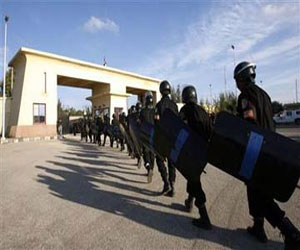   مصر اليوم - أفراد من الشرطة يغلقون معبر رفح لحين الإفراج عن الجنود المختطفين