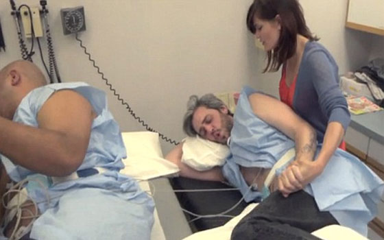   مصر اليوم - رجلان يخضعان لتجربةٍ تُحاكي الولادة ويعترفان بأن الأمهات أبطال