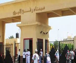   مصر اليوم - مئات الفلسطينيين عالقون على الحدود لإغلاق جنود مصريين مَعْبَرَ رفح