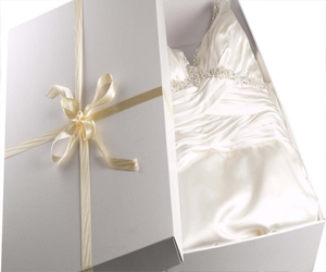   مصر اليوم - السعودية: مدير البريد يوصل فستان عروس إلى منزلها بنفسه