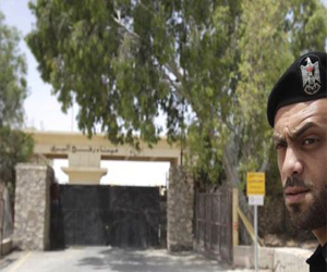   مصر اليوم - جنود مصريون يواصلون إغلاق معبر رفح