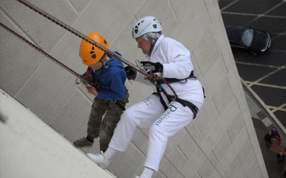 مصر اليوم - عجوز بريطانية تنزل على جدران مبنى مكون من 11 طابقا في عيد ميلادها الـ 99