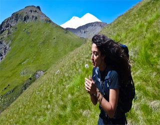   مصر اليوم - أول امرأة سعودية في التاريخ تتسلق جبل إيفرست