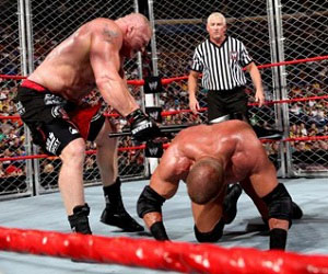 مصر اليوم - بروك لاسنر يقهر تريبل إتش داخل القفص