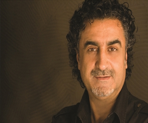 مصر اليوم - طوني أبي كرم لـ مصر اليوم: أصدَرْتُ كتاب اقرأ اسمع غَنِّ لتوثيق مشواري الفني