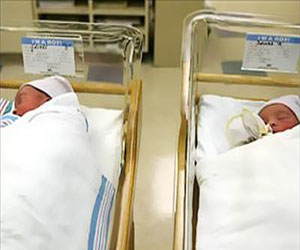   مصر اليوم - ولادة توأمتين بفارق 87 يومًا