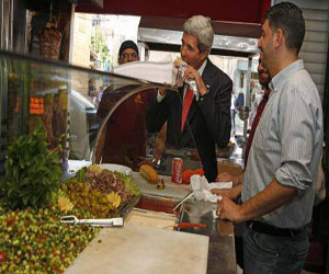   مصر اليوم - كيري يتناول الشاورما في رام الله رغم الاحتجاجات على زيارته