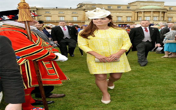   مصر اليوم - كيت ميدلتون تتألق في حفل الشاي في حديقة قصر باكنغهام