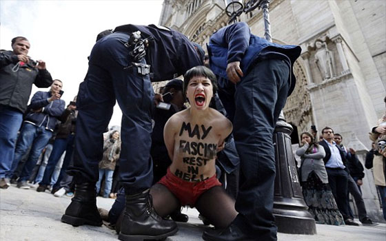 مصر اليوم - ناشطة فيمن تتعرى في كاتدرائية فرنسية تأييدًا لزواج المثليين