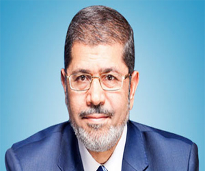   مصر اليوم - مرسي يقف للمرة الأولى للتحدث مع متظاهرين أمام منزله