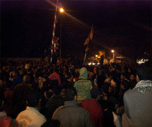   مصر اليوم - العشرات يقطعون شريط السكك الحديد في الأقصر