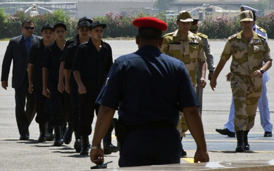   مصر اليوم - الجنود العائدين من سيناء يرون تفاصيل اختطافهم وسط تشديدات بعدم الحديث للإعلام