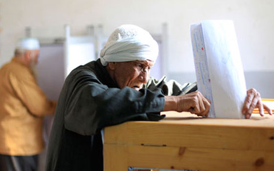   مصر اليوم - قانونيون يؤيدون منح التصويت للجيش والشرطة في الانتخابات