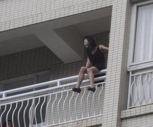   مصر اليوم - مريضة نفسية تهدد بالانتحار اذا لم تحصل على سيجارة