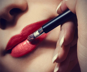   مصر اليوم - احذري أحمر الشفاة فهو يسبب الغباء