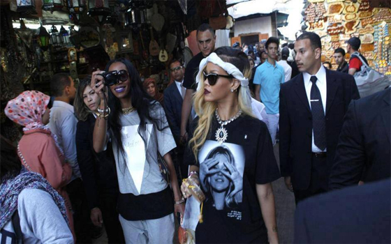 مصر اليوم - ريهانا تتجول في شوارع العاصمة المغربية من دون أي حراسة أمنية