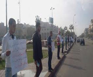   مصر اليوم - سلاسل بشرية في الاسماعيلية اعتراضًأ على تحويل مستشفى الطوارئ إلى استثماري