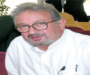 مصر اليوم - نور الشريف يعود من الأقصر لإستكمال تصوير خلف الله