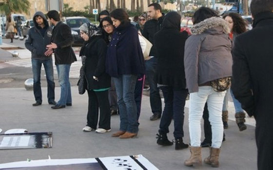   مصر اليوم - شباب مغاربة يحتجون ضد منتجين ومخرجين سينمائيين في الدار البيضاء