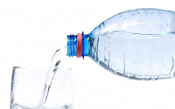   مصر اليوم - المياه المعدنية مجهولة المصدر خطر يهدد صحة المصريين بسبب غياب الرقابة