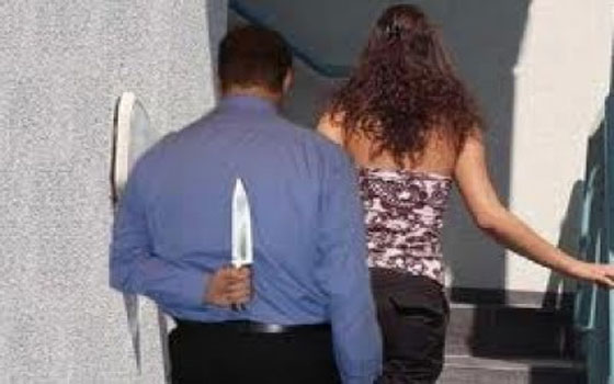   مصر اليوم - مغربي يسدد طعنات بسكين إلى زوجته ويذبحها  لشكه في سلوكها