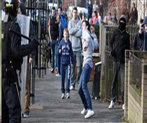   مصر اليوم - سجن إمرأة 8 أشهر لإلقاء 3 أحجار على شرطة ايرلندا الشمالية