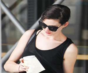   مصر اليوم - النجمة الأميركية آن هاثاواي تستعيد لون شعرها البُني