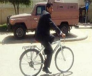   مصر اليوم - وزير يمني يتوجه إلى عمله بدراجة هوائية