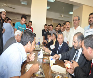   مصر اليوم - عجلان يتفقد مطعم المدينة الجامعية في السويس