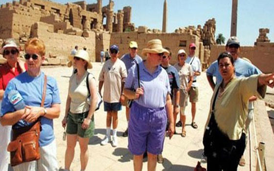   مصر اليوم - احتجاز 510 سائحًا من مختلف الجنسيات في مدينة أبو سمبل السياحية