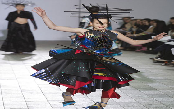 مصر اليوم - عرض أزياء غريب للمواهب المميزة من شباب خريجي الجامعات