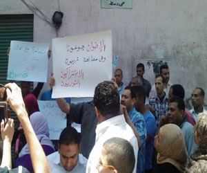   مصر اليوم - عمال كابو يتظاهرون أمام مكتب المحامي العام في الإسكندرية