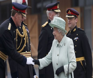   مصر اليوم - ملكة بريطانيا تزور قاعدة ووليتش التي لقي لي ريجبي حتفه بالقرب منها