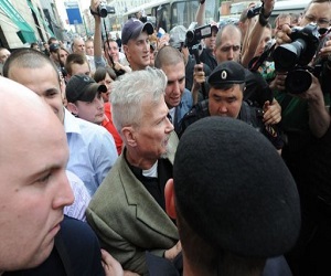   مصر اليوم - اعتقال الكاتب الروسي ليمونوف خلال تجمع في موسكو