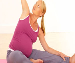   مصر اليوم - الأوضاع السليمة لوقوف وجلوس ونوم المرأة بعد الوضع