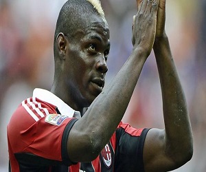   مصر اليوم - بالوتيللي يرد على إتهامات بيعه للمخدرات بسخرية