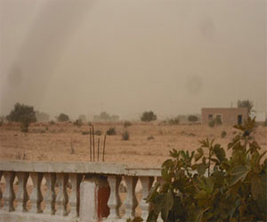   مصر اليوم - موجة رياح مصحوبة بالرمال تجتاح شمال سيناء