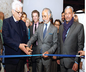 مصر اليوم - نهيان بن مبارك يفتتح معرض المشي على الماء في البندقية